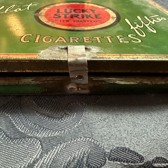 Lucky Strike Cigarette Tin - Picture 7 of 9
